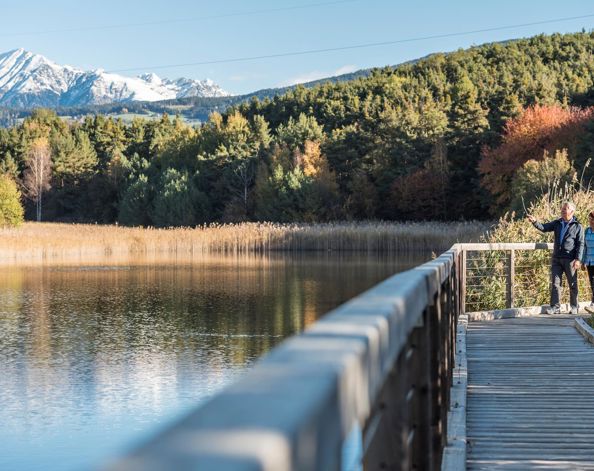A man and a woman are standing at the Raiermoos