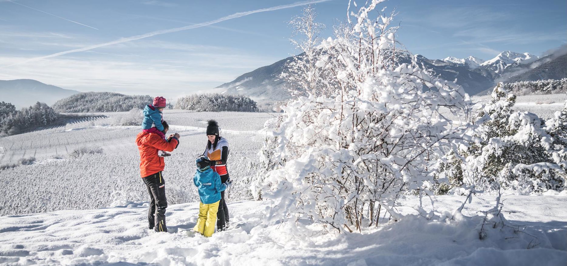 Eine Famile wandert im Schnee