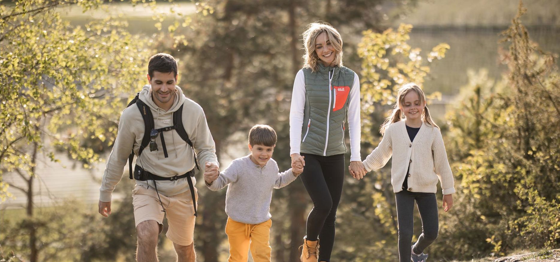 A family with two children walks along the apple trail