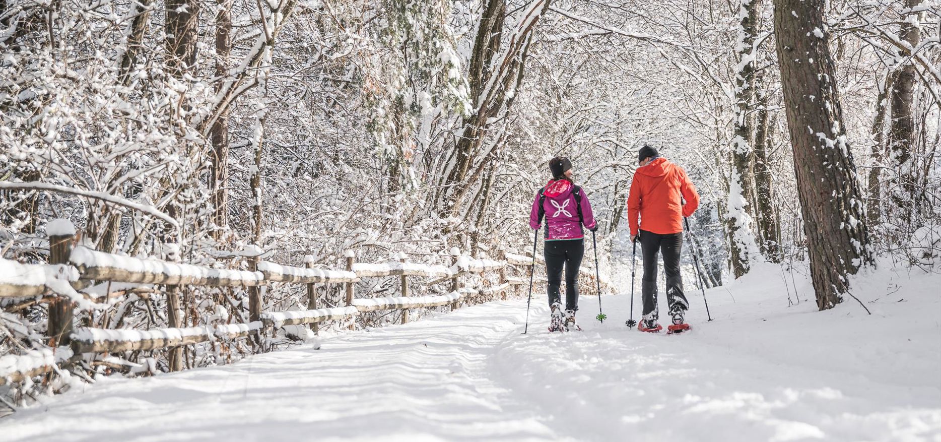 Ein Mann und eine Frau beim Schneeschuhwandern